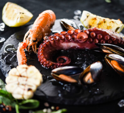 Frische Meeresfrüchte mit Zitrone und Knoblauch