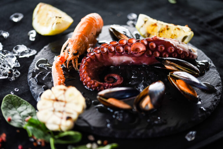 Frische Meeresfrüchte mit Zitrone und Knoblauch