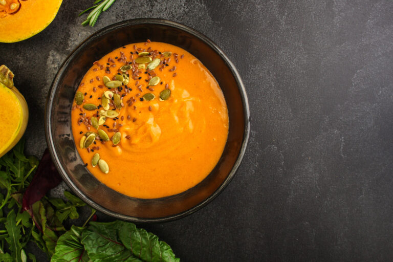 Kürbissuppe bestreut mit Kürbiskernen