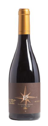 Flasche Rotwein auf weißem Grund