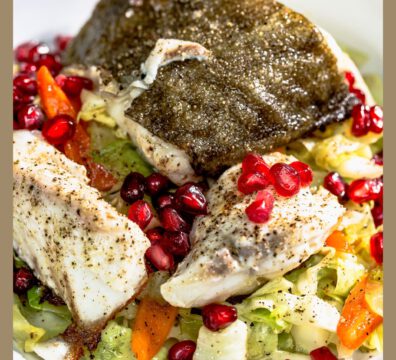 gebratenes Skrei Fischfilet auf Salat mit Granatapfelkernen