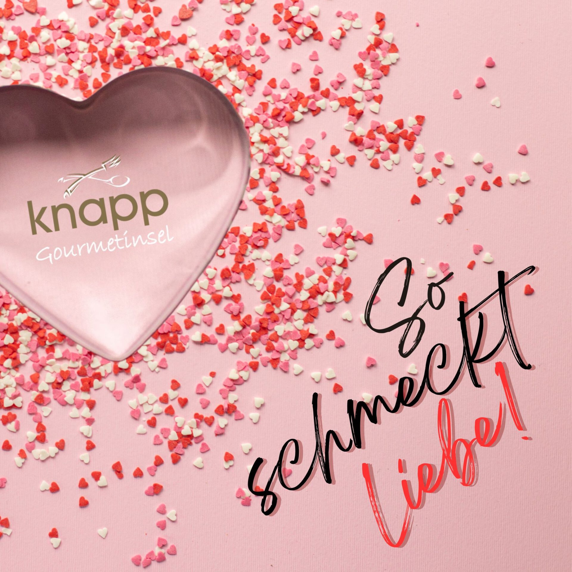 Herz Ausstechform mit knapp Logo auf rosa Hintergrund mit Herz Konfetti in Rot und rosa, Schriftzug "So schmeckt Liebe"