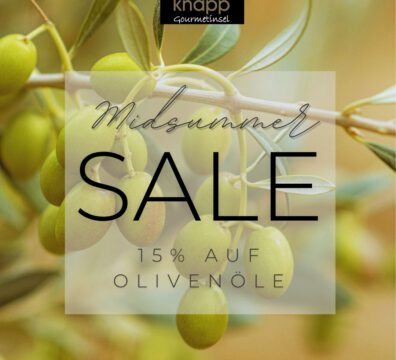 Olivenzweig im Hintergrund mit Schriftzug Midsummer Sale 15 % auf Olivenöle in schwarzer Schrift