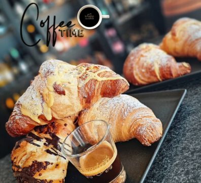 Frische Croisasants auf schwarzem Teller. Stimmungsbild.