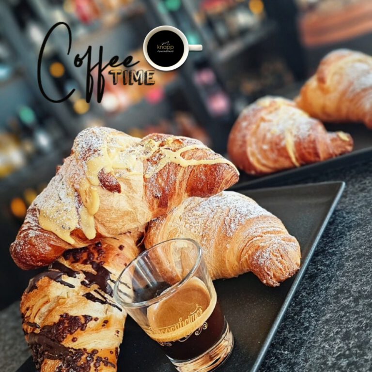 Frische Croisasants auf schwarzem Teller. Stimmungsbild.